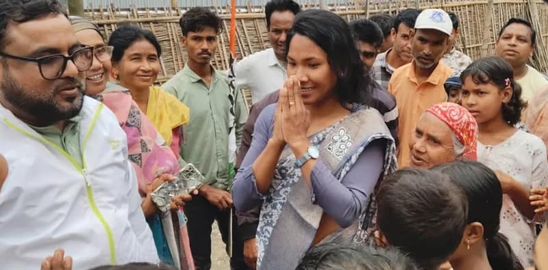 গুয়াবাড়ি চা বাগান এলাকায় রাজগঞ্জ কেন্দ্রের তৃণমূল প্রার্থী স্বপ্না বর্মনকে ঘিরে মানুষের উন্মাদনা