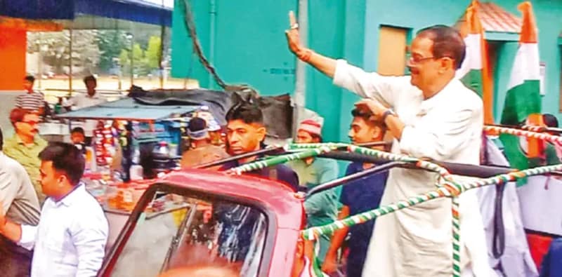 আদিবাসী মহিলাদের ‘কুটুম্ব বরণ’ মলয়কে, শুনলেন কষ্টের কথা