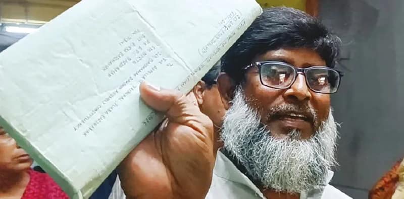 ভোটের অধিকার ফিরে পেতে লাইনে প্রিসাইডিং অফিসারও! সকাল থেকে বর্ধমানের এসডিও অফিসে থিকথিকে ভিড়