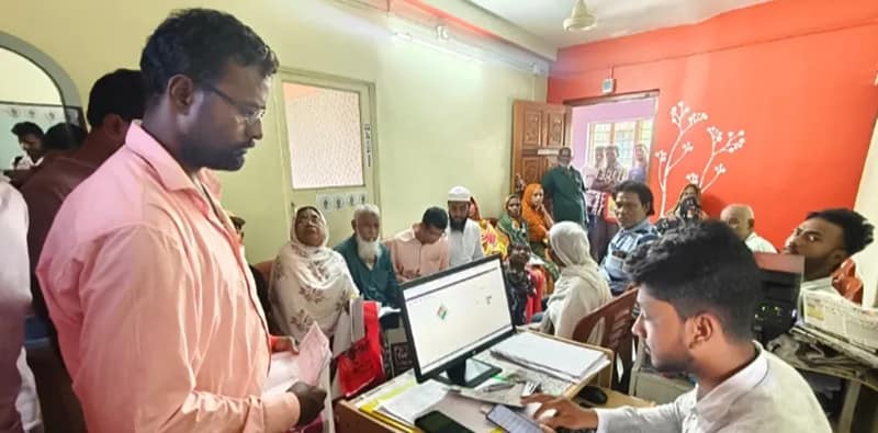 মহিষাদল বিধানসভায় এসআইআরের সাপ্লিমেন্টারি তালিকা থেকে বাদ গিয়েছে একাধিক নাম, বিধায়কের কার্যালয়ে নাম তোলার ভিড় সাধারণ মানুষের