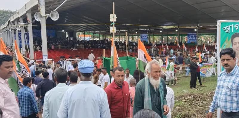শীতলকুচিতে অভিষেক বন্দ্যোপাধ্যায়ের জনসভা শুরুর আগে কর্মী সমর্থকদের ভিড়