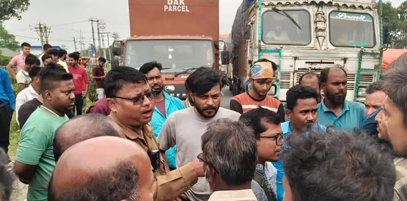 সরকারি মূল্যে হিম ঘরে আলু রাখতে না পেরে ময়নাগুড়ি অসম মোড় সংলগ্ন এলাকায় পথ অবরোধ কৃষকদের