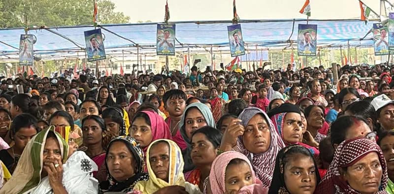 মুর্শিদাবাদের নবগ্রামে মমতা বন্দ্যোপাধ্যায়ের জনসভায় মহিলাদের ভিড়