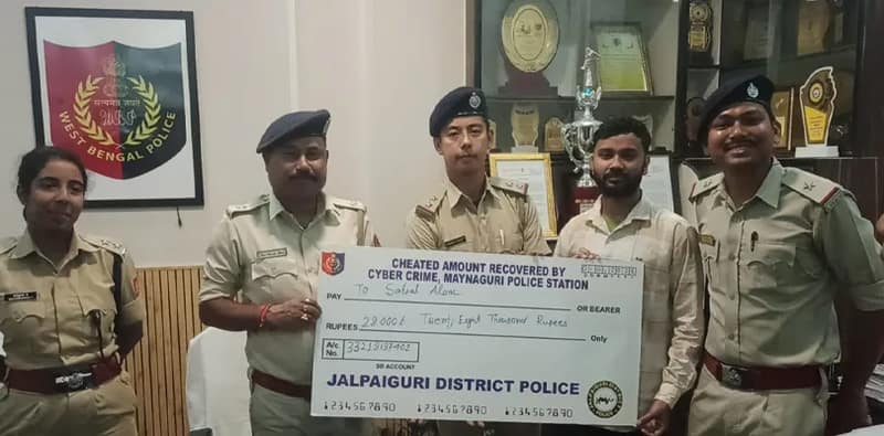 সাইবার ক্রাইমে আর্থিক প্রতারণায় ক্ষতিগ্রস্ত ৬ জনের হাতে ১ লক্ষ ৬৩ হাজার ৪২৪ টাকার চেক তুলে দিল ময়নাগুড়ি থানার পুলিশ