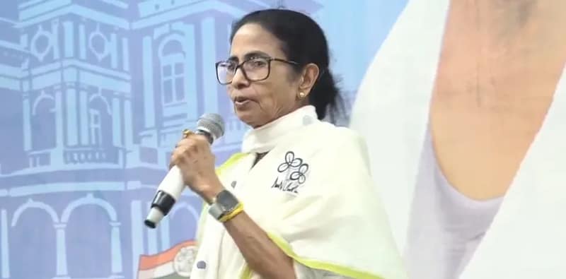 বাইরে থেকে গুন্ডা নিয়ে এসে হামলা করেছে, আমার বাড়ির সামনেও ঝামেলা করেছে আমি পাত্তা দিইনি: মমতা বন্দ্যোপাধ্যায়