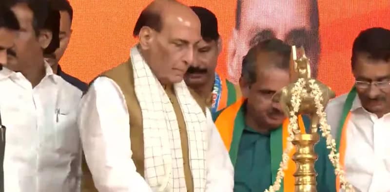 এনডিএ প্রার্থীদের পক্ষে পারাভুর নির্বাচনী এলাকায় একটি জনসভায় প্রতিরক্ষা মন্ত্রী রাজনাথ সিং