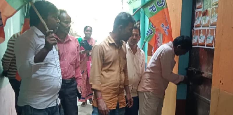 মুরারইয়ে বিজেপির পার্টি অফিসে বিক্ষোভ, তালা ঝোলালেন কর্মীরা