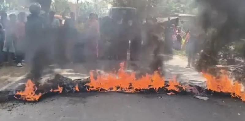 ভোটার তালিকায় নাম বাদ যাওয়ায় হাসনাবাদ ও গাইঘাটায় অবরোধ