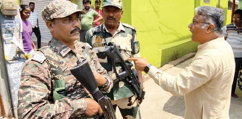 সিউড়িতে কেন্দ্রীয় বাহিনী ও পুলিশকে আঙুল উঁচিয়ে শাসানি বিজেপি প্রার্থীর