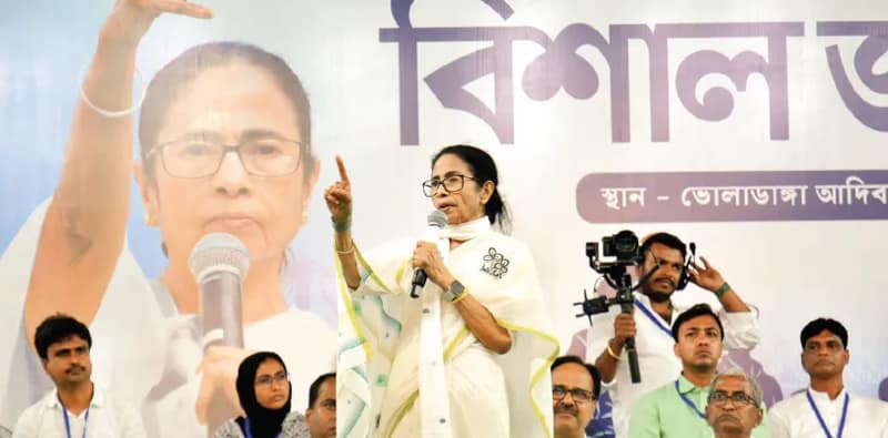 বড়ঞায় মাঠ ভরালেন ‘লক্ষ্মী’রা, মমতাকে ঘিরে ব্যাপক উন্মাদনা