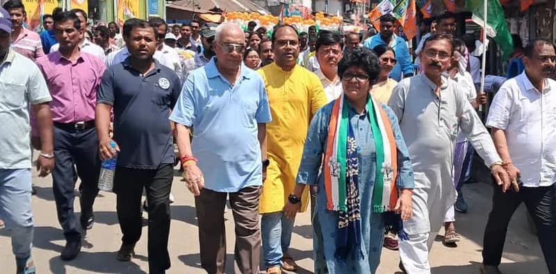 বালুরঘাট শহরে মিছিল করে মনোনয়ন জমা দিতে গেলেন তৃণমূলের প্রার্থী অর্পিতা ঘোষ, মিছিলে শখানেক ঢাক, আদিবাসী বাদ্যযন্ত্র সহ কয়েক হাজার কর্মী সমর্থকরা