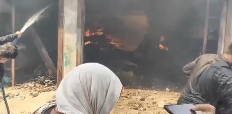 প্রয়াগরাজের কোরান বাজারে একটি হার্ডওয়্যারের গুদামে ভয়াবহ  অগ্নিকান্ড