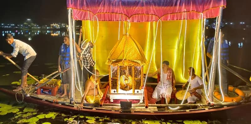 কোচবিহারের সাগরদিঘিতে মদনমোহনের নৌকাবিহার