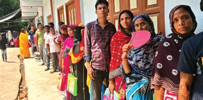 জুডিসিয়াল ম্যাজিস্ট্রেটের হলফনামা নিতে ঘাটাল আদালতের গেটে রাত থেকে লাইন