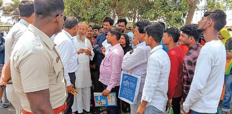 দিশাহারা হয়ে বিভিন্ন দপ্তরে ছুটছেন নাম বাদ যাওয়া অসহায় ভোটাররা