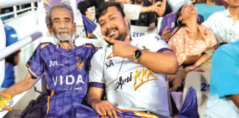 হুইল চেয়ারে বাবাকে নিয়ে গ্যালারিতে ছেলে