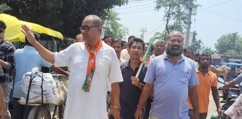 ময়নাগুড়িতে ভোটপ্রচারে বিজেপি প্রার্থী ডালিম রায়