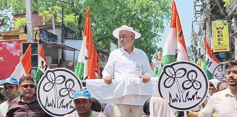 কাটোয়া শহরে  ভোটপ্রচারে তৃণমূল প্রার্থী রবীন্দ্রনাথ চট্টোপাধ্যায়