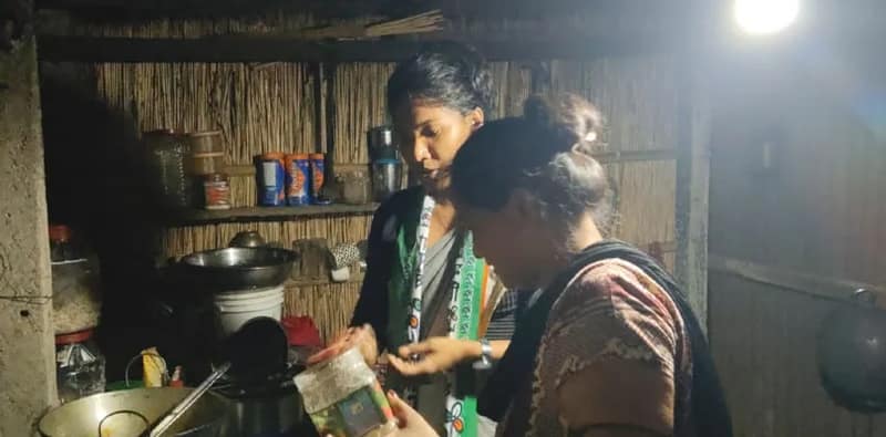 ভোটপ্রচারে বেরিয়ে চা বানিয়ে খাওয়ালেন রাজগঞ্জের তৃণমূল প্রার্থী স্বপ্না বর্মন