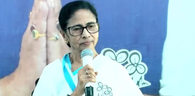 রায়গঞ্জে বক্তব্য রাখছেন মুখ্যমন্ত্রী মমতা বন্দ্যোপাধ্যায়