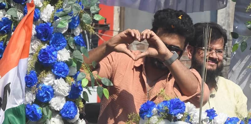 আসন্ন বিধানসভা নির্বাচন উপলক্ষে আমডাঙার তৃণমূল প্রার্থী কাসেম সিদ্দিকীর হয়ে প্রচারে  অভিনেতা দেব