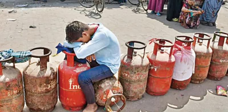 তেল সংস্থাগুলির দাবি সিলিন্ডার ডেলিভারি প্রায় স্বাভাবিক, গ্রাহকের অভিজ্ঞতা তিক্ত