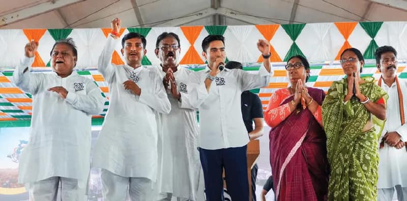 নিশ্চিন্তে আলু চাষ করতে গেরুয়া শিবির উৎখাতের ডাক ‘সেনাপতি’ অভিষেকের