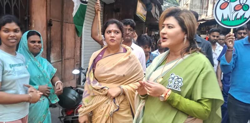 শনিবার সকালে কলকাতার ডেকার্স লেনে ভোটপ্রচারে চৌরঙ্গীর তৃণমূল প্রার্থী নয়না বন্দ্যোপাধ্যায়