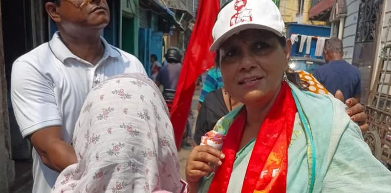 গুলু ওস্তাগার লেনে ভোটপ্রচারে শ্যামপুরের বাম প্রার্থী ঝুমা দাস