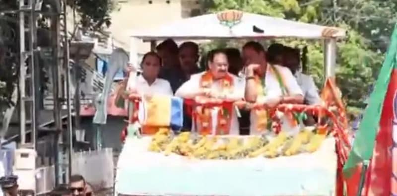 তিরুবনন্তপুরমে একটি রোড শোতে কেন্দ্রীয় মন্ত্রী জে পি নাড্ডা