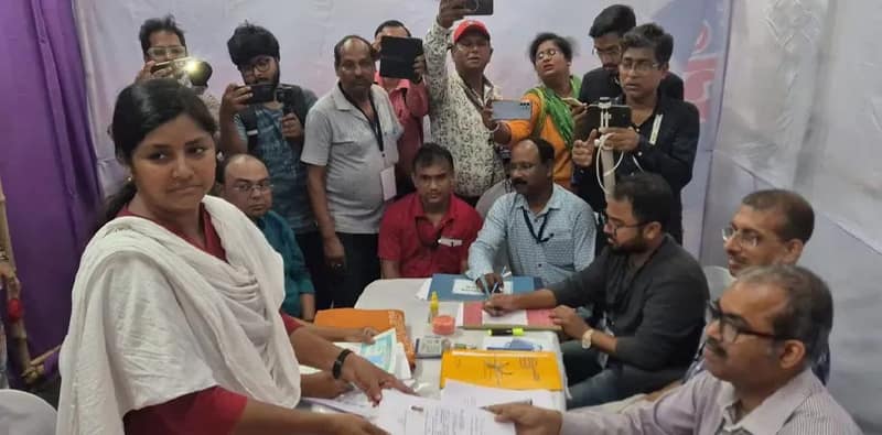 মনোনয়নপত্র জমা দিলেন উত্তরপাড়ার সিপিআইএম  প্রার্থী  মীনাক্ষী মুখোপাধ্যায়