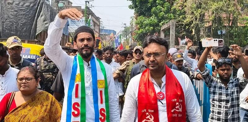 মনোনয়নপত্র জমা দিতে যাচ্ছেন ভাঙরের আইএসএফ প্রার্থী নৌশাদ সিদ্দিকি ও বারুইপুর পশ্চিমের সিপিএম প্রার্থী লাহেক আলি