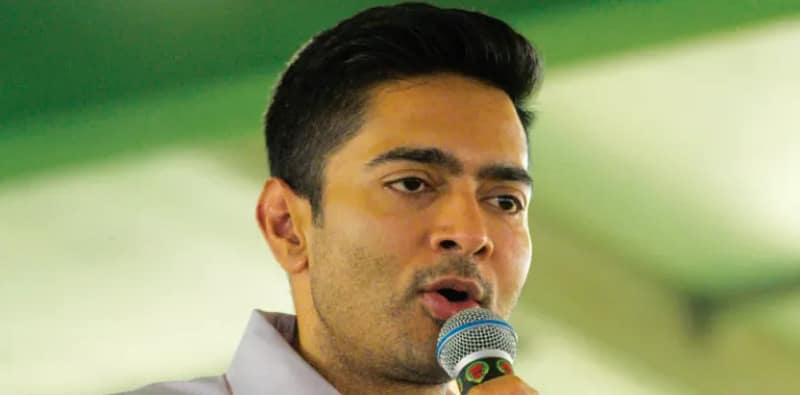 ‘ওরা মানুষকে শুধু লাইনে দাঁড় করিয়েছে’, ভোটের লাইনে দাঁড়িয়েই বিজেপিকে জবাব দেওয়ার আবেদন অভিষেকের