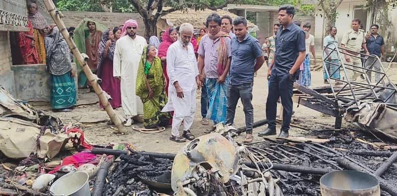 মুর্শিদাবাদের হরিহরপাড়ায় গ্যাস সিলিন্ডার বিস্ফোরণ: বাড়ির সদস্যদের পাশে থাকার আশ্বাস তৃণমূল প্রার্থী  নিয়ামত শেখের