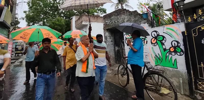 ঝাড় বৃষ্টি উপেক্ষা করেই প্রচারে বেলডাঙার বিজেপি প্রার্থী ভরত কুমার