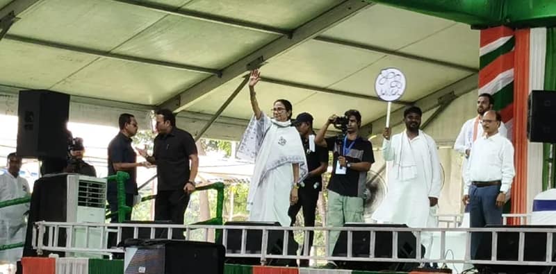 সামশেরগঞ্জে বক্তব্য রাখছেন মমতা বন্দ্যোপাধ্যায়ায়