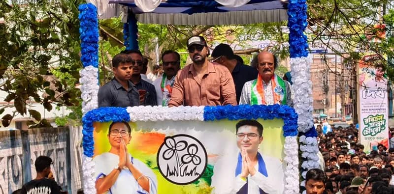 বেলডাঙার তৃণমূল প্রার্থী রবিউল আলম চৌধুরীর হয়ে রোড শো করলেন অভিনেতা সাংসদ দেব