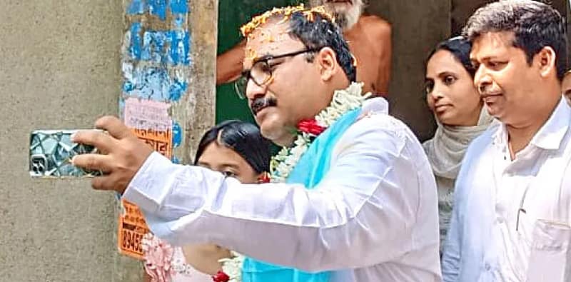 ভোটারদের মন জয় করতে দেদার সেলফি বিলিয়ে যাচ্ছেন প্রার্থীরা