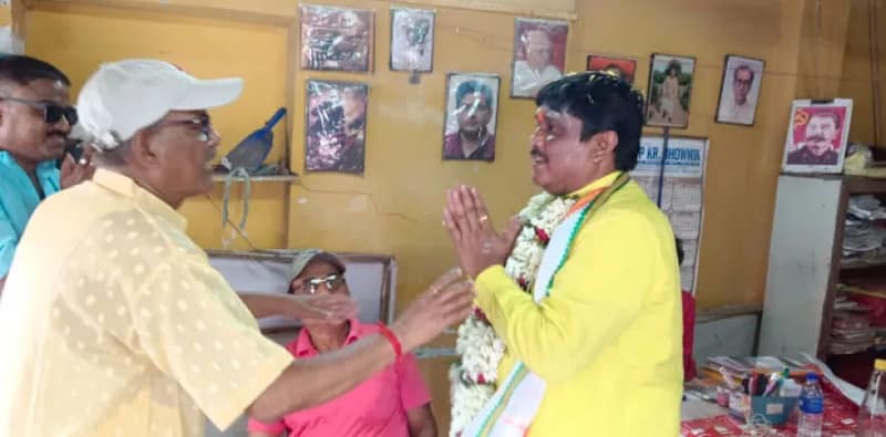 ভোট ময়দানে ভিন্ন ছবি, বাম কার্যালয়ে  ঢুকে কর্মীদের আলিঙ্গন তৃণমূল প্রার্থীর