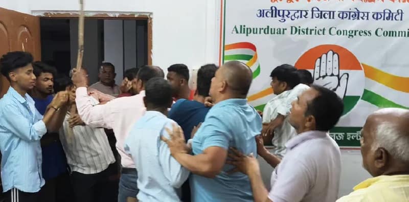 আলিপুরদুয়ারে কংগ্রেসের দুই গোষ্ঠীর সংঘর্ষ, রক্তাক্ত ৪, পার্টি অফিসের তালা খোলা নিয়ে ধুন্ধুমার পরিস্থিতি