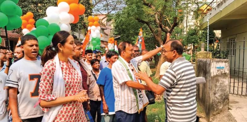 রিলস-ভিউয়ের যুগেও ‘ডোর টু ডোর’ জনসংযোগেই ভরসা, সামনাসামনি মন বোঝা সহজ, বলছেন প্রার্থীরা