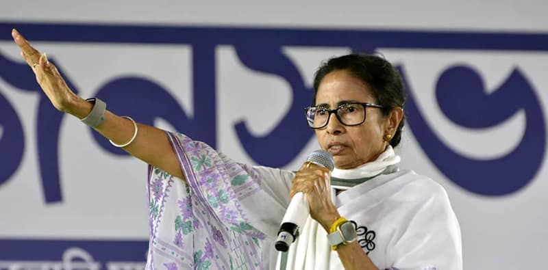 পুরানোদের সঙ্গে নিয়েই হবে লড়াই, বসিরহাটের সভায় কড়া বার্তা মমতার