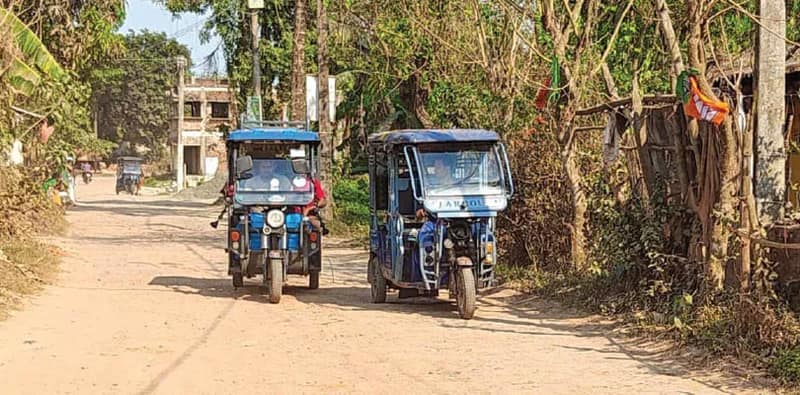 কঙ্কনদিঘির রাস্তা মেরামত না হওয়ার প্রভাব কি পড়বে ভোটে? চর্চা সব দলে