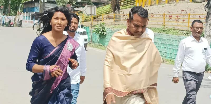 মনোনয়ন জমা দিতে পৌছালেন রাজগঞ্জের তৃণমূল প্রার্থী স্বপ্না বর্মন