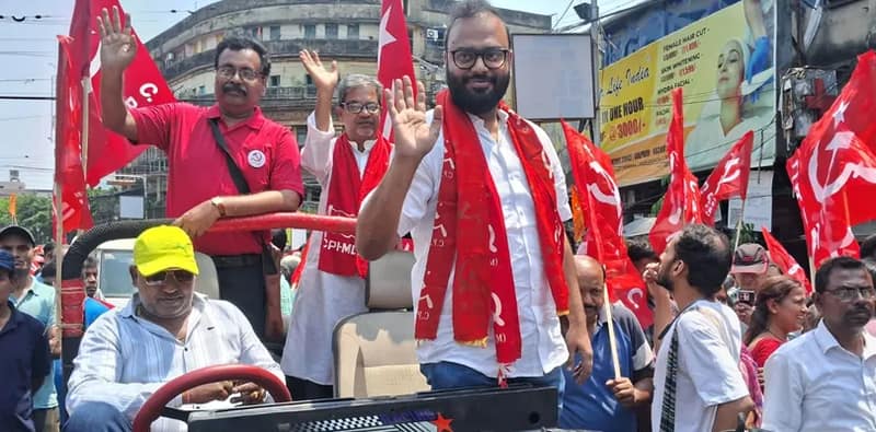 মনোনয়নপত্র জমা দিতে যাওয়ার পথে বাম প্রার্থীদের মিছিল হাজরা রোডে