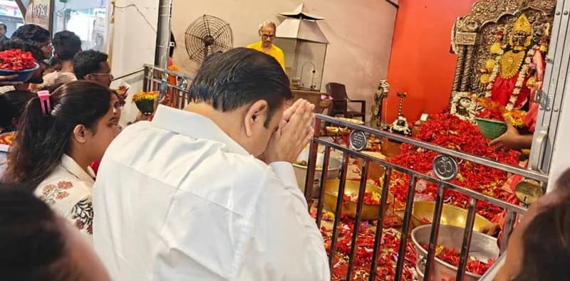 নৈহাটির বড়মার মন্দিরে পুজো দিয়ে মনোনয়নপত্র জমা দিতে যাচ্ছেন সোমনাথ শ্যাম