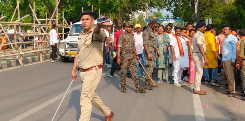 প্রবল উত্তেজনা ব্যারাকপুর প্রশাসনিক ভবনের সামনে