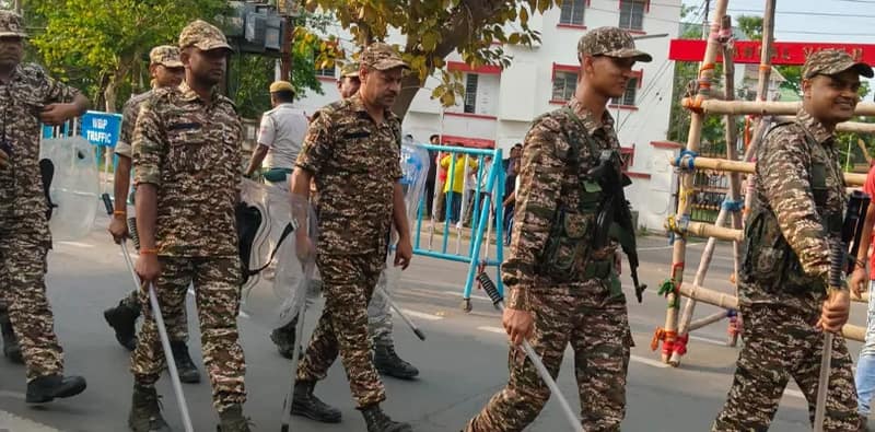 একদিকে তৃণমূল একদিকে বিজেপি, চলছে স্লোগান যুদ্ধ