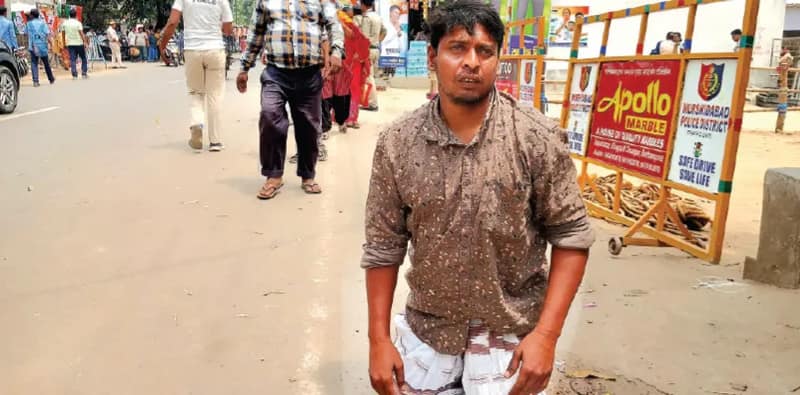 কেবল অভিষেকের টানে সাগরপাড়া থেকে জলঙ্গি আসেন বিশেষভাবে সক্ষম রফিকুল