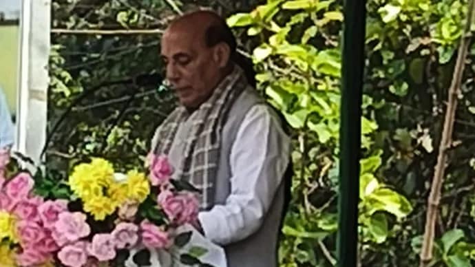 বারাকপুরে বিজেপির সভায় বক্তব্য রাখছেন রাজনাথ সিং